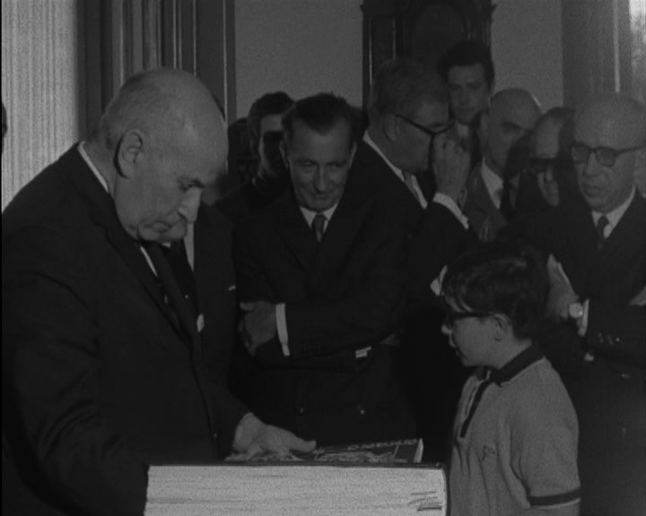 Américo Tomás recebe a obra “Corografia Infantil de Portugal”