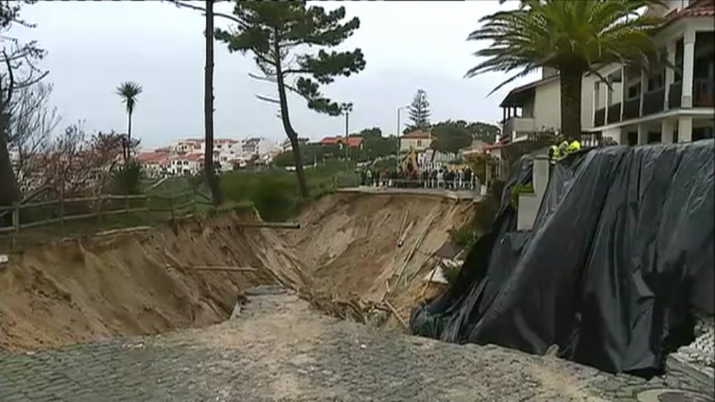 Rebentamento de conduta de água em São Pedro de Moel