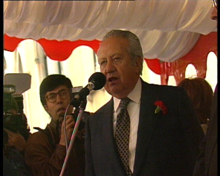 Mário Soares discursa no Largo do Carmo
