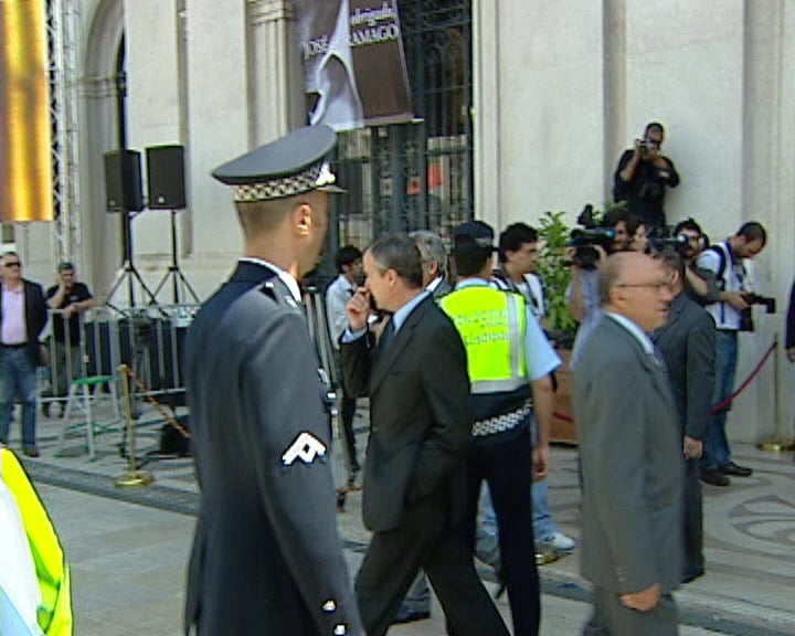 Populares na Praça do Município