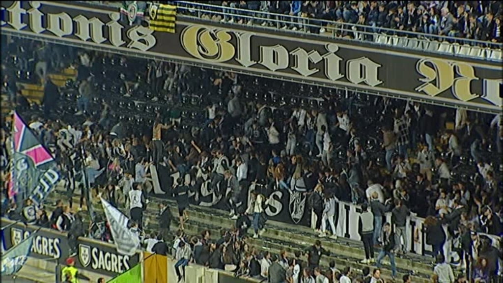 Futebol: Confrontos entre adeptos e a polícia