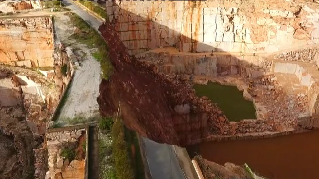 Operações de resgate às vítimas da derrocada de estrada