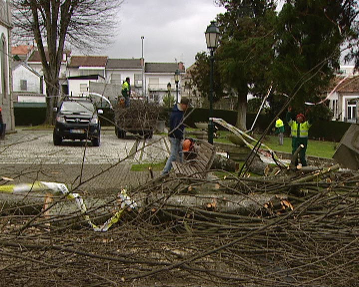 Criança vítima do mau tempo