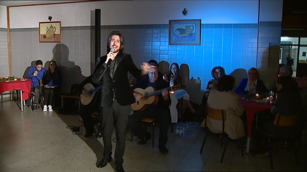 Alunos prestam homenagem aos funcionários escolares