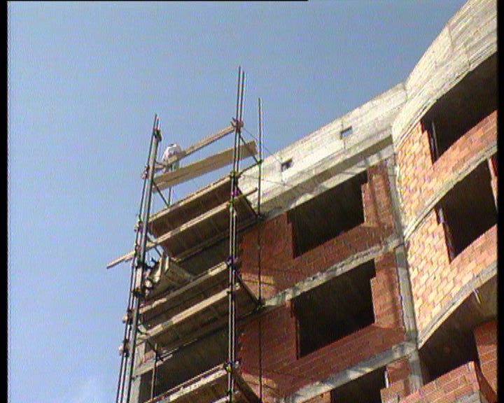 Fernando Pessa sobre a montagem de andaimes