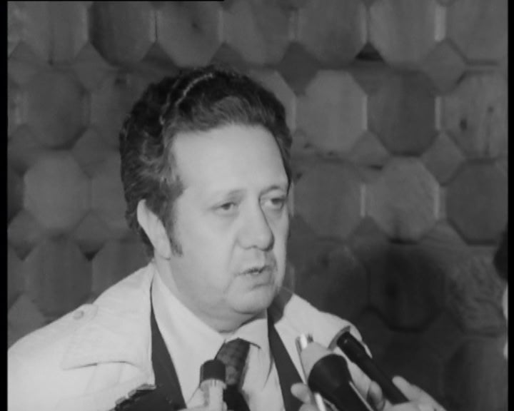 Mário Soares regressa de conferência da NATO