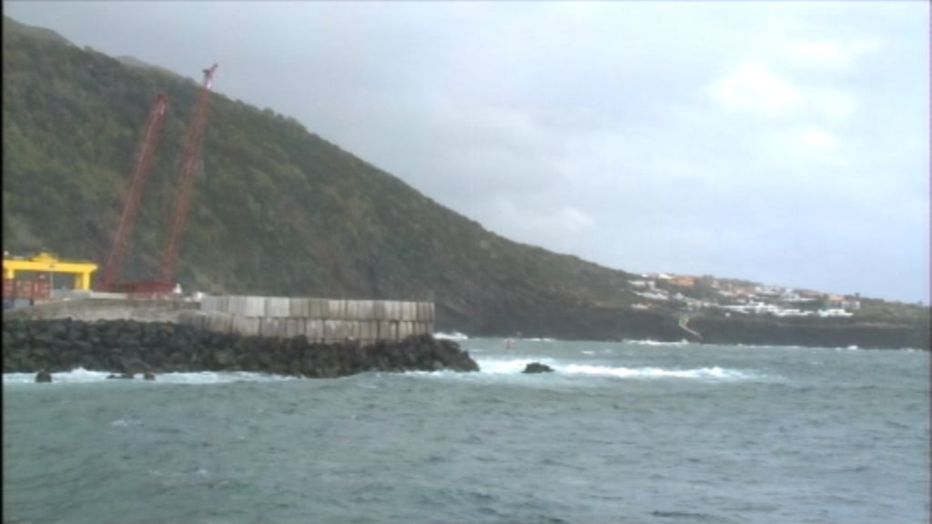 Mau tempo causa estragos no porto das Velas