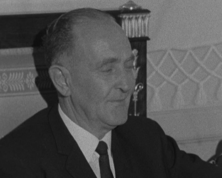 António da Mota Veiga recebe A. J. A. Roux