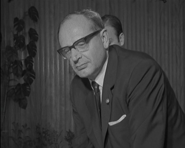 Representantes da NATO visitam Salazar no Hospital da Cruz Vermelha