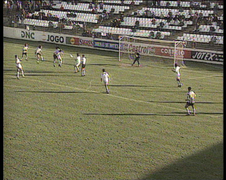 Futebol: árbitros contestados