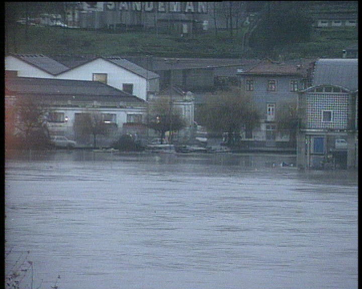 Serviços de proteção civil em alerta no Porto