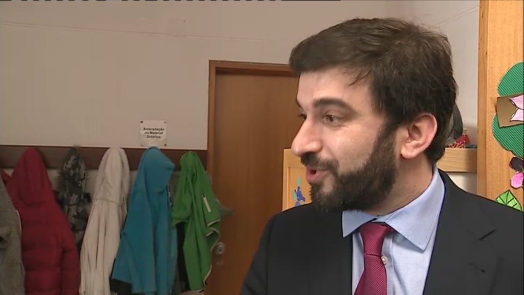 Tiago Brandão Rodrigues visita escola Vale Rosal