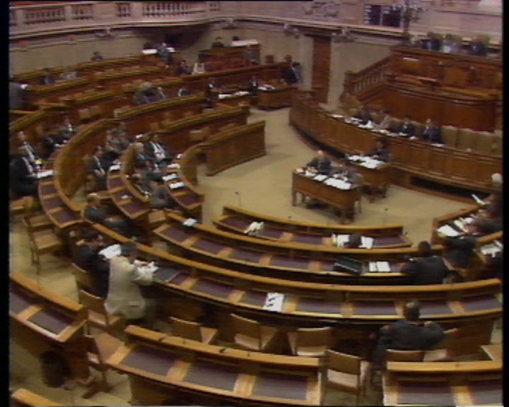 Grupos parlamentares questionam o Governo