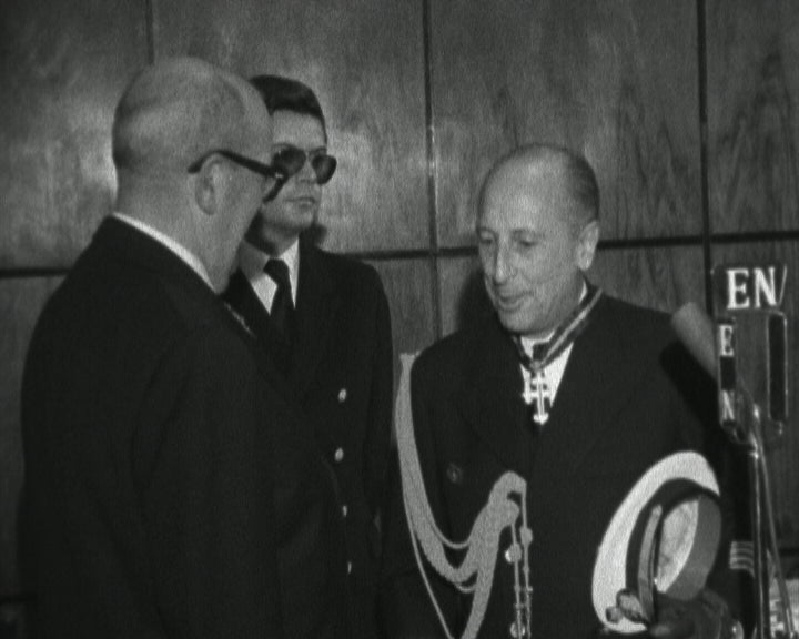 Ministro da Marinha condecora Adido espanhol