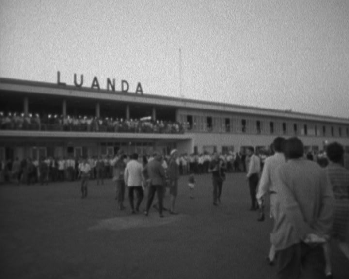 Chegada do avião da DTA retido pelo MPLA