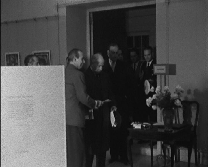 Américo Tomás visita exposição no SNI