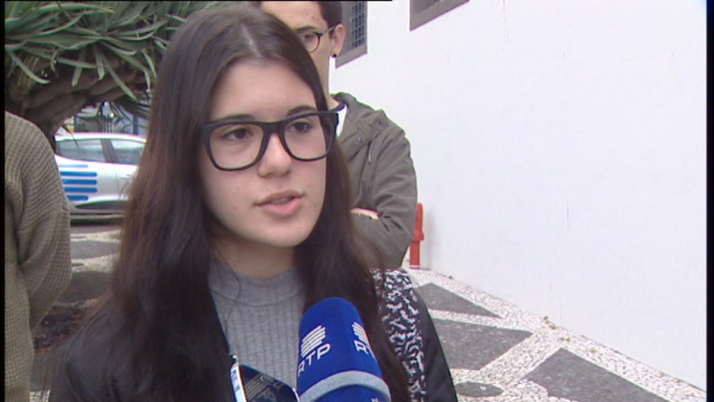 Estudantes entregam abaixo-assinado na Assembleia Legislativa da Madeira