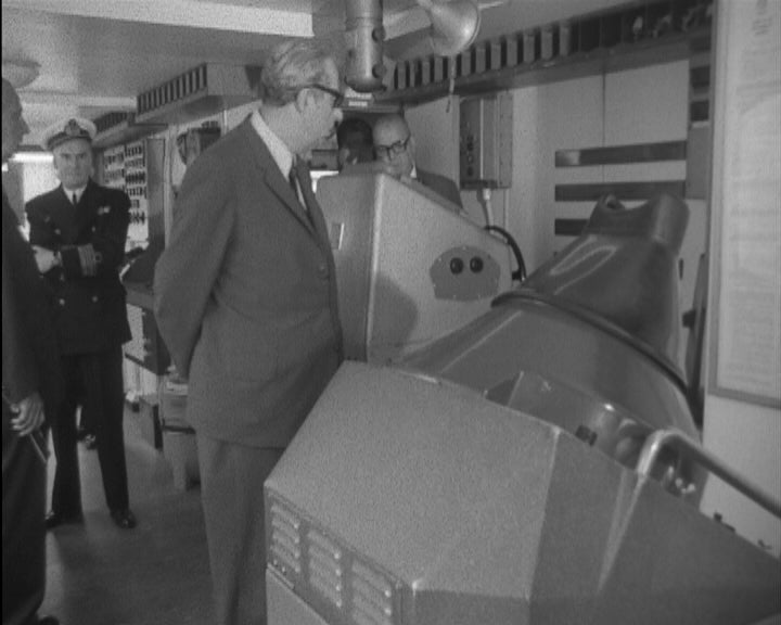 Ministro da Marinha visita o navio Cabo Verde