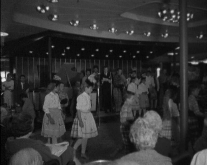 Exibição Folclórica a Bordo do Navio