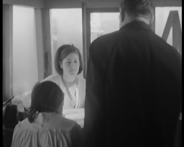 Elétricos transformados em escolas no Viso