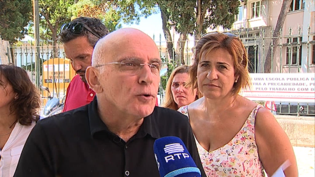 Contratação de auxiliares para escolas