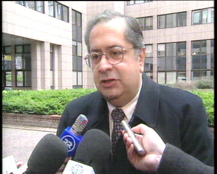 Jaime Gama pede intervenção da União Europeia