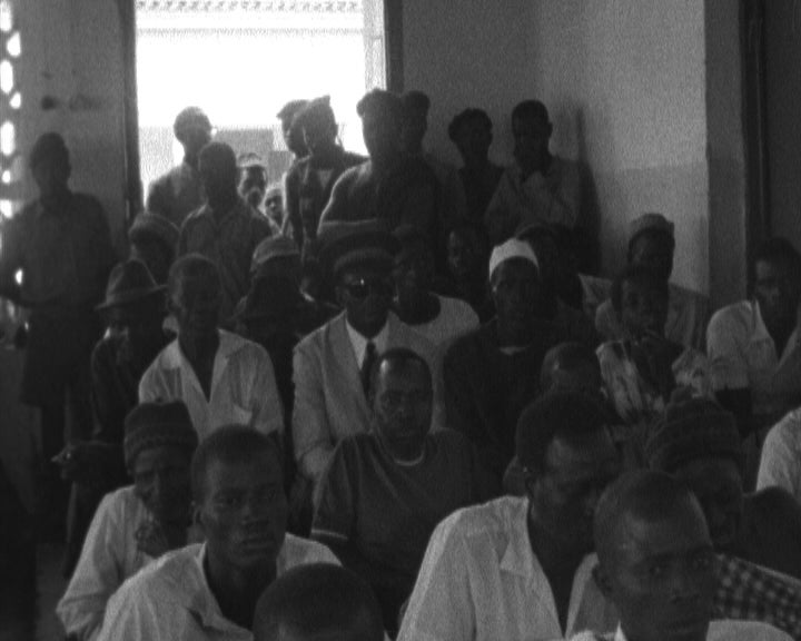 Encontro entre militares portugueses e população em Bissau