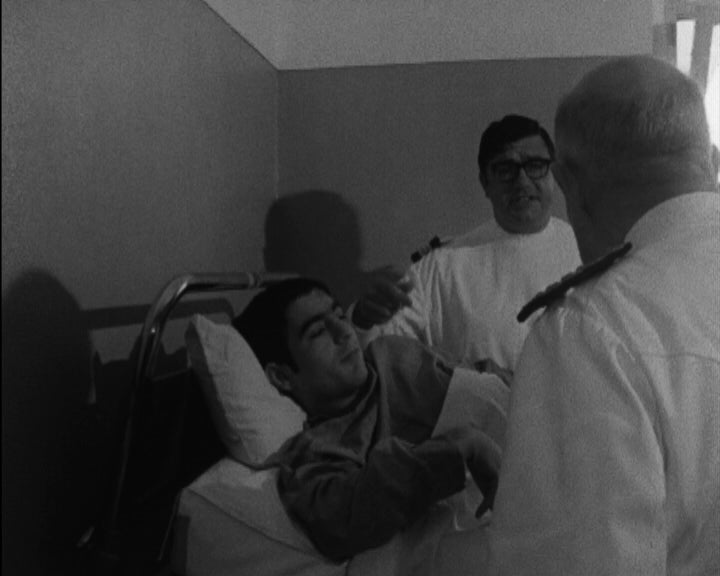 Américo Tomás visita  Hospital Militar