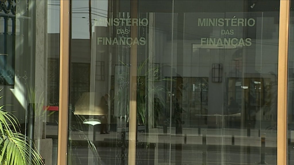 Equipa do fisco vigia e fotografa os contribuintes