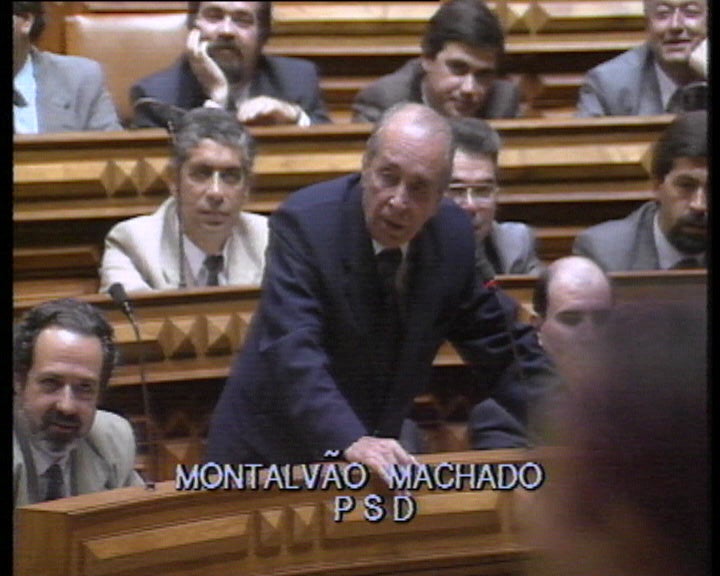 PSD reage às acusações de Almeida Santos