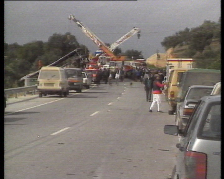 Colisão frontal entre ligeiro e autocarro