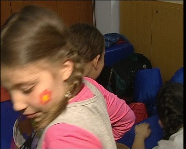 Crianças dormem na biblioteca municipal