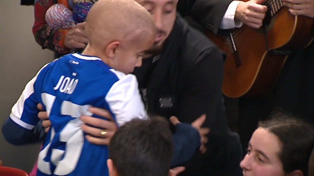 Jogadores visitam crianças doentes