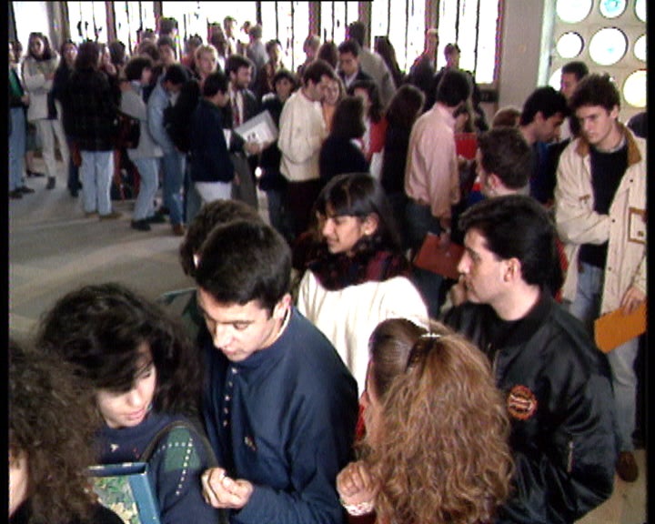 Jovens procuram Bolsas de Estudo