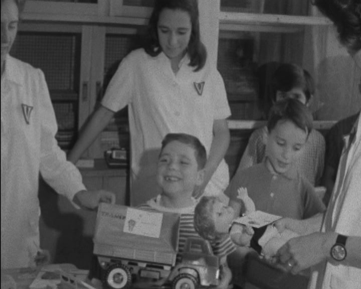 Oferta de brinquedos no Instituto Português de Oncologia Francisco Gentil