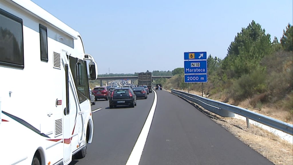 Filas de trânsito na autoestrada para o Algarve