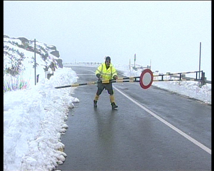 Neve condiciona trânsito na Serra da Estrela