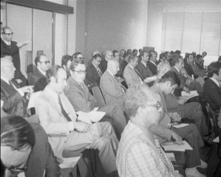 Colóquio sobre indústria angolana