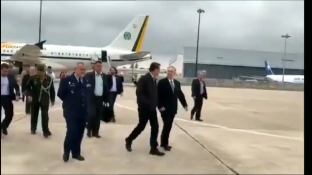 Jair Bolsonaro faz escala na base aérea de Figo Maduro