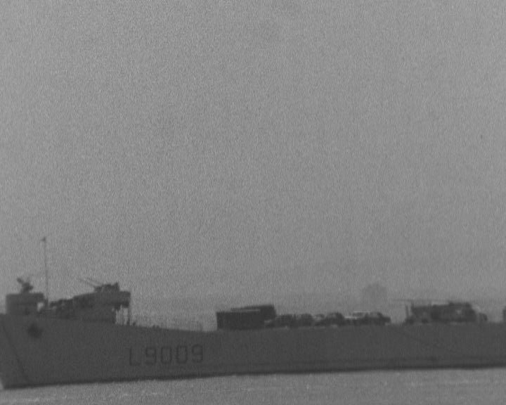 Navio de desembarque da Marinha Francesa fundeado em Lisboa