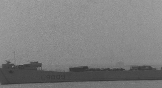 Navio de desembarque da Marinha Francesa fundeado em Lisboa