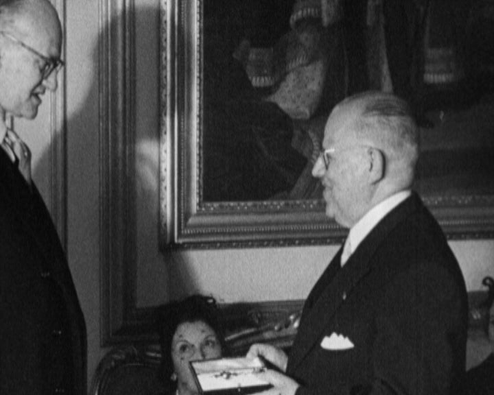 Sir Charles Stirling condecora portugueses