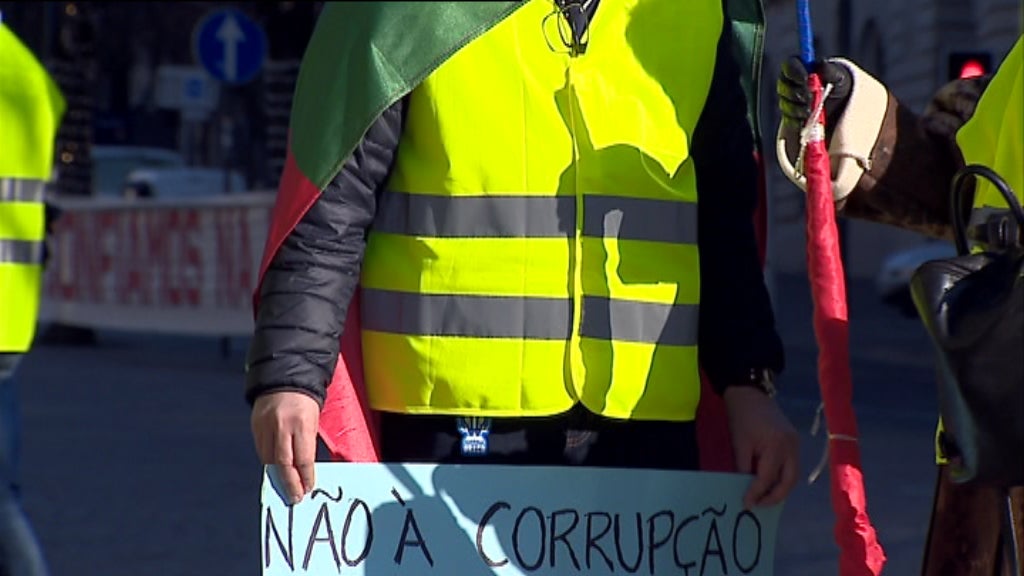 Grupos dos Coletes Amarelos no Porto