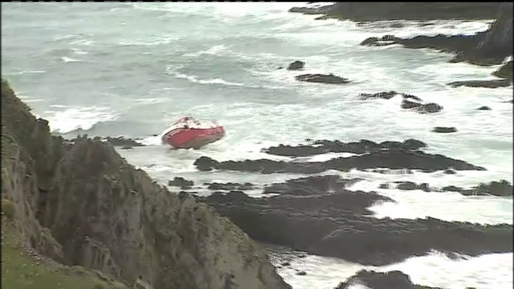 Embarcação encalhada em Aljezur