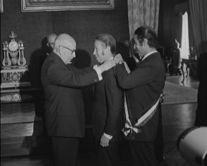 Américo Tomás condecora personalidades no Palácio de Belém