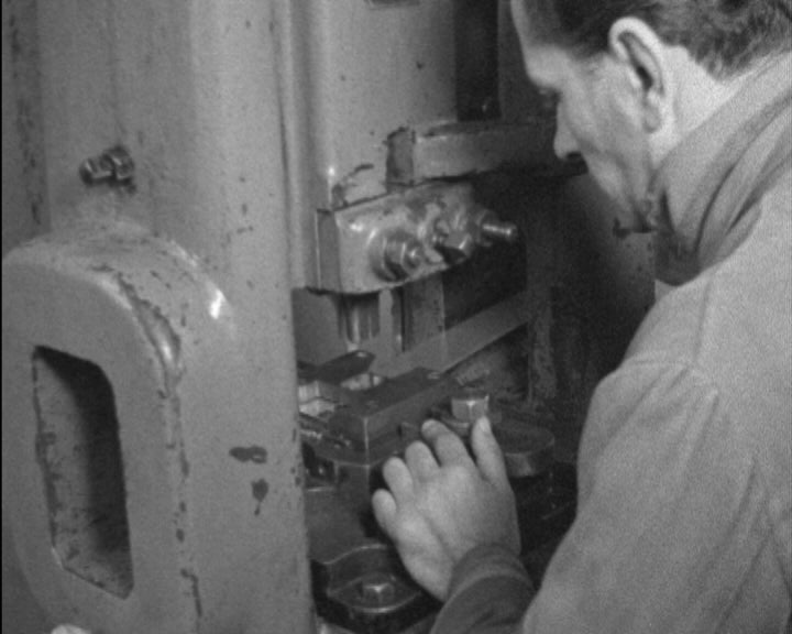 Botelho Moniz visita a fábrica militar de Santa Clara