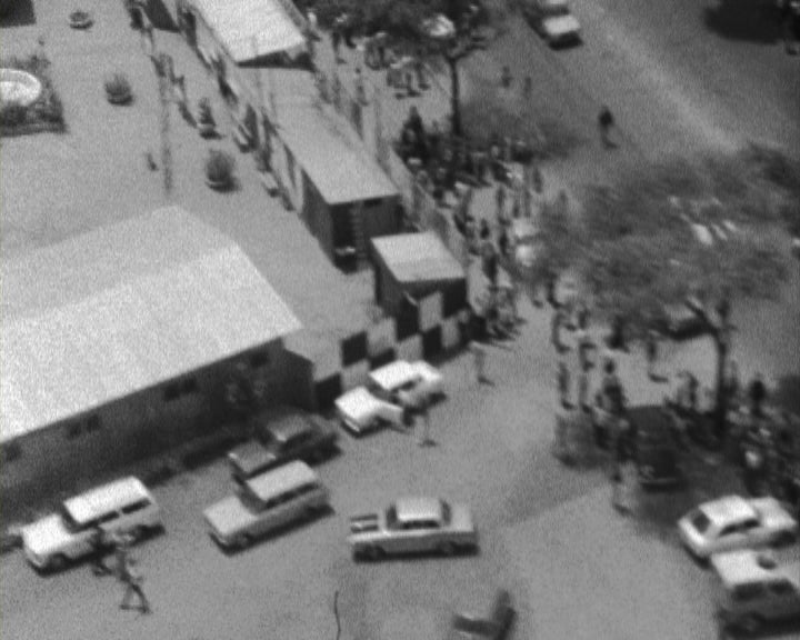 Multidão aguarda a chegada de Agostinho Neto