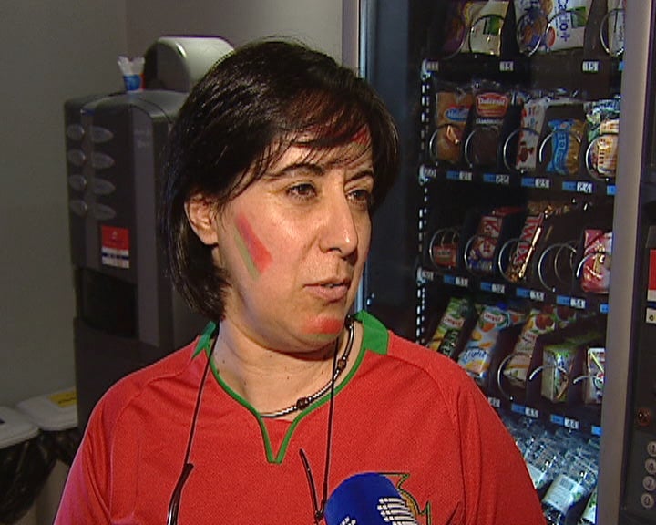 Claque feminina apoia Seleção Nacional