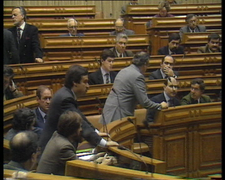 Deputados discutem televisão privada