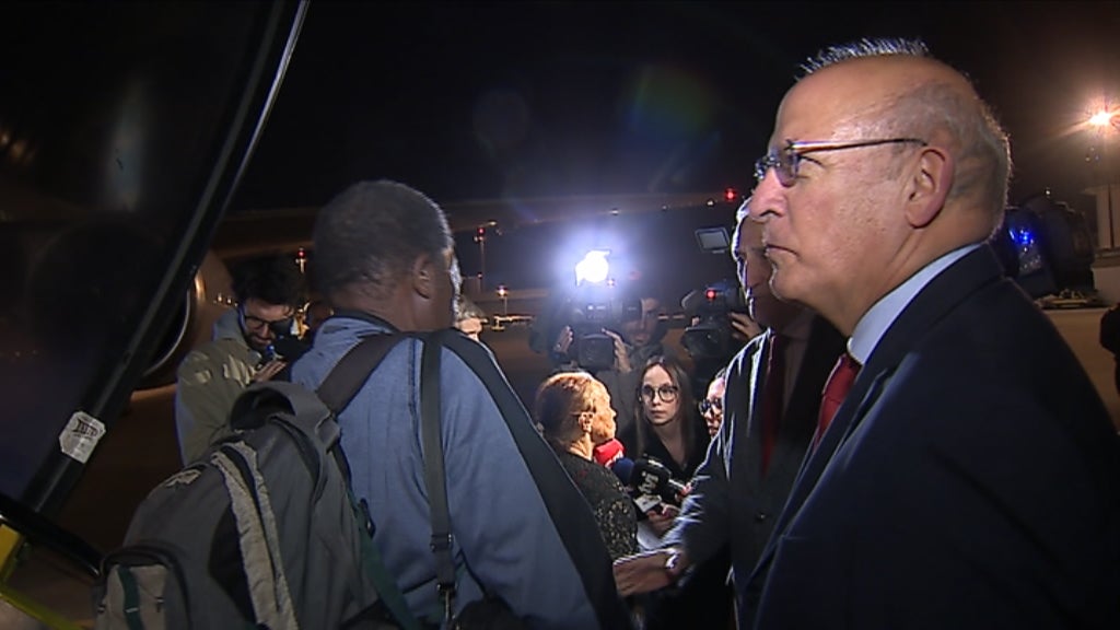 Chegada de portugueses repatriados de Moçambique